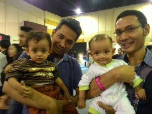 Para ayah pengunjung Hyperlink Project: Lutfi dan Little Kahfi, dan Eddy Fahmi dan Little Fidel