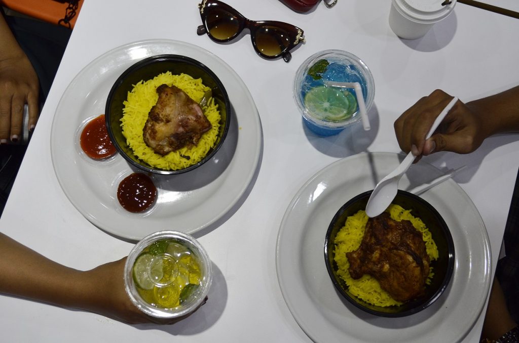 Menikmati masakan ayam bakar Arab ChicKing Grill yang disajikan dengan nasi kuning ChicKing Rice, sambil menyeruput minuman segar Dubai Breeze