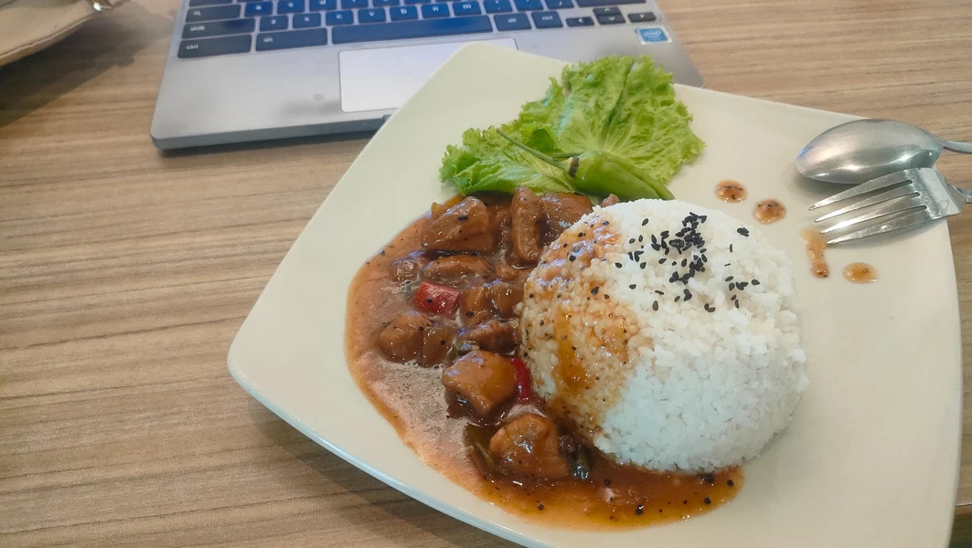 A food served in a cafe which also acted as a coworking space which create larger opportunity for FnB business.