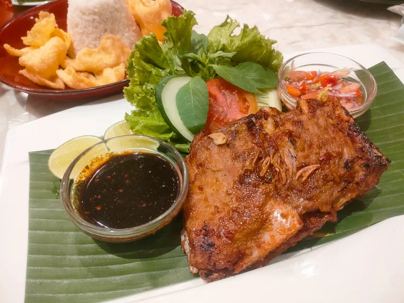 A photo shows how a restaurant can be found in search results of search engine with query tuna jaw.