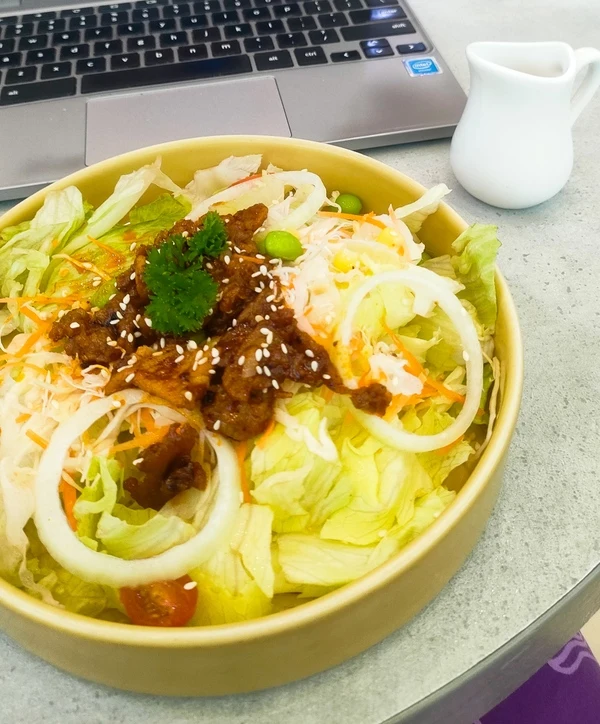 A picture shows a salad served in a restaurant that has the possibility to increase visibility by improving the restaurants's website authority.