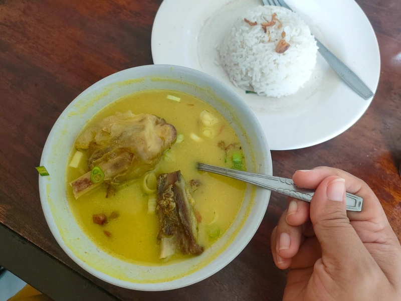 Image of a gulai kambing in restaurant which makes effort to implement GEO strategy.